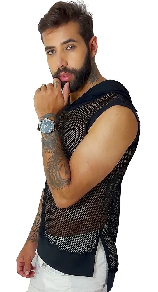 Regata oversized com estampa artística como tendência masculina do Carnaval 2026, inspirada no streetwear e na cultura urbana.